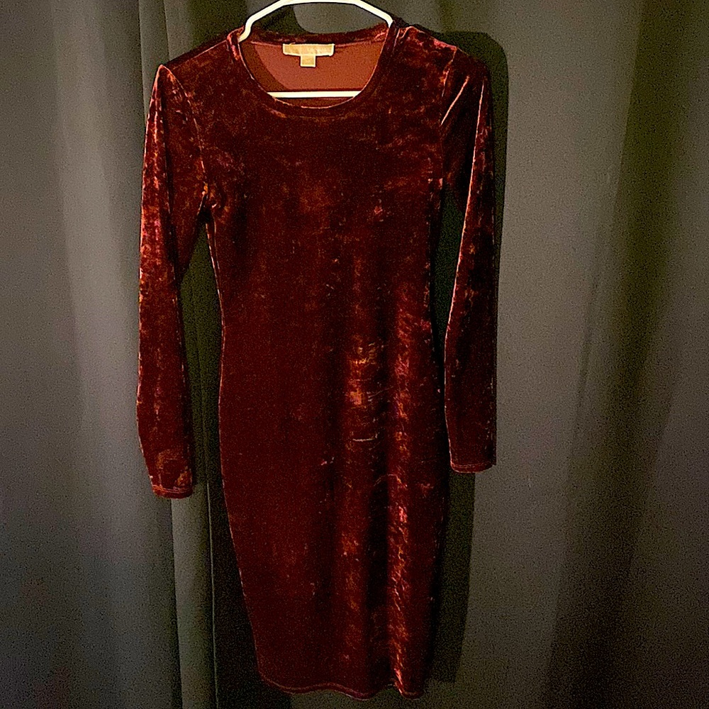 Super sexy long body con sleeve velvet dress, perfect for fall season!!